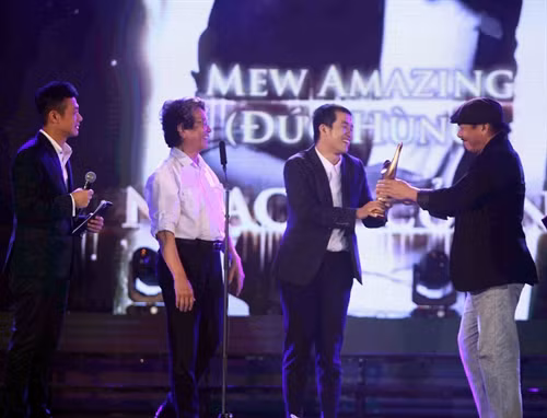 Nhạc sỹ Trần Tiến (phải) trao giải hạng mục “Nhạc sỹ của năm” cho Mew Amazing – Đức Hùng. Ảnh: Thanh Tùng-TTXVN