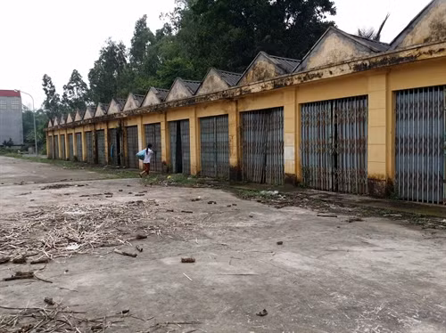 Chợ Nhạo Sơn, huyện Sông Lô, tỉnh Vĩnh Phúc với 32 ki ốt được đầu tư xây dựng, nhưng hầu hết không có người bán hàng, để bỏ hoang và đang xuống cấp nghiêm trọng.