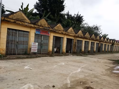 Chợ hầu hết không có người bán hàng, để bỏ hoang và đang xuống cấp nghiêm trọng.
