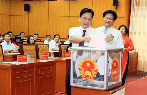 Các đại biểu bỏ phiếu bầu bổ sung chức danh Phó Chủ tịnh UBND tỉnh Lạng Sơn nhiệm kỳ 2016-2012. Ảnh: Thái Thuần - TTXVN