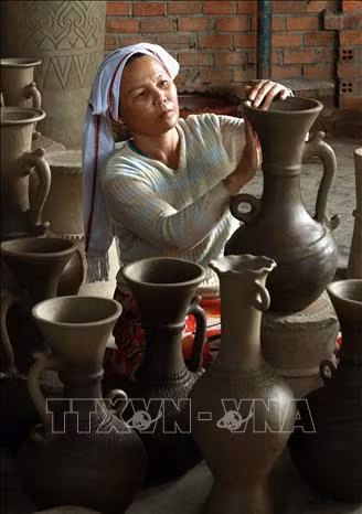 Nằm ven quốc lộ 1A, trên địa phận thị trấn Phước Dân, huyện Ninh Phước, tỉnh Ninh Thuận, làng gốm Bàu Trúc là một trong hai làng gốm cổ xưa nhất Đông Nam Á và còn được coi như bảo tàng mang đặc tính gốm truyền thống của dân tộc Chăm. Ảnh: Nguyễn Thủy – TTXVN