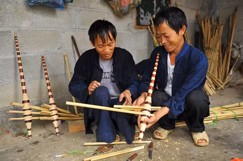 Nghệ nhân Mua Mí Sính (bên trái), thôn Sảng Pả B, thị trấn Mèo Vạc truyền dạy cho người cùng thôn cách làm khèn. Muốn có một cây khèn mang đúng những âm thanh của người Mông bao đời nay, người Mông làm khèn hoàn toàn bằng những kinh nghiệm "cha truyền, con nối"