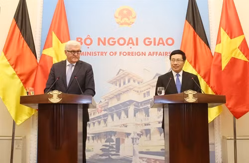 Phó Thủ tướng, Bộ trưởng Ngoại giao Phạm Bình Minh và Bộ trưởng Ngoại giao Cộng hoà Liên bang Đức Frank Waler Steinmeier gặp gỡ báo chí. Ảnh: Nguyễn Khang – TTXVN