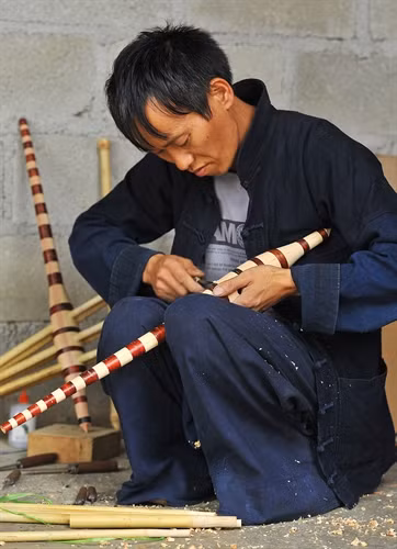 Nghệ nhân làm khèn Mua Mí Sính, dân tộc Mông, ở thôn Sảng Pả B, thị trấn Mèo Vạc đã có trên 20 năm làm khèn, người đã gửi gắm cả lòng mình, đời mình vào thân gỗ kim giao bóng nước, vào những thân trúc già vàng óng trước sườn non, tạo nên một âm thanh đặc biệt cho một vùng văn hóa