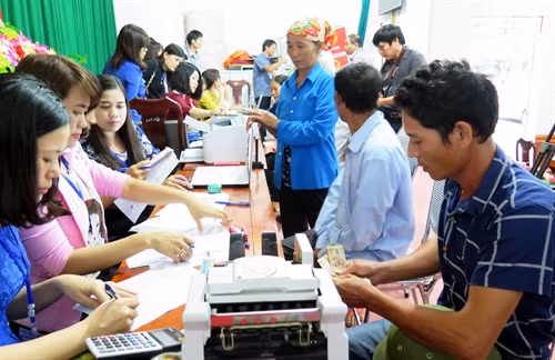 Người dân làm thủ tục nhận tiền bồi thường. Ảnh: Công Tường- TTXVN
