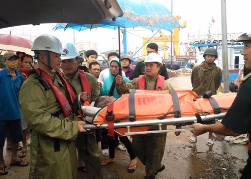 Lực lượng cứu hộ đưa ngư dân Trần Ngọc Quân lên bờ để chuyển đi cấp cứu tại Bệnh viện đa khoa tỉnh Bình Định. Ảnh: Nguyễn Linh- TTXVN