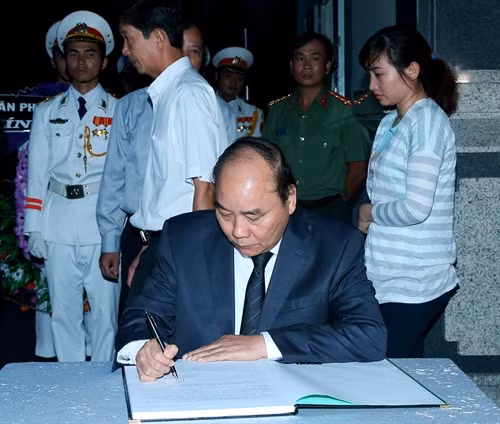 Thủ tướng Nguyễn Xuân Phúc ghi sổ tang. Ảnh: Thống Nhất-TTXVN