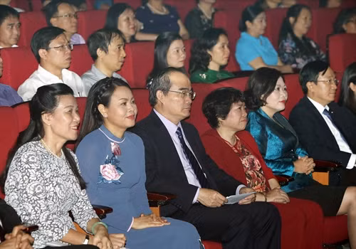 Chủ tịch Ủy ban Trung ương Mặt trận Tổ quốc Việt Nam Nguyễn Thiện Nhân và các đại biểu dự lễ phát động Tuần lễ hưởng ứng Ngày Tiết kiệm thế giới năm 2016. Ảnh: Nguyễn Dân- TTXVN