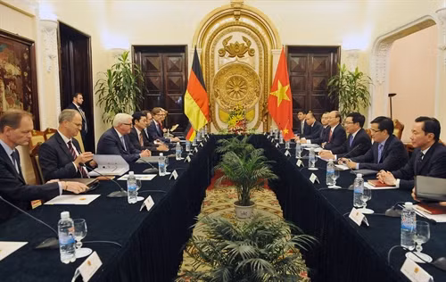 Phó Thủ tướng, Bộ trưởng Ngoại giao Phạm Bình Minh hội đàm với Bộ trưởng Ngoại giao Cộng hoà Liên bang Đức Frank Waler Steinmeier. Ảnh: Nguyễn Khang – TTXVN