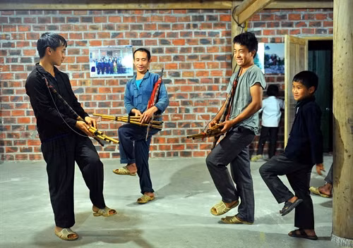 Ông Mua Mí Say (thứ hai từ trái sang), thôn Tả Lủng B, xã Tả Lủng, huyện Mèo Vạc đang hướng dẫn cách múa khèn cho các thế hệ sau