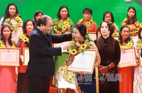 Thủ tướng Nguyễn Xuân Phúc trao tặng Bằng khen của Hội LHPN Việt Nam cho các phụ nữ điển hình tiên tiến. Ảnh: TTXVN