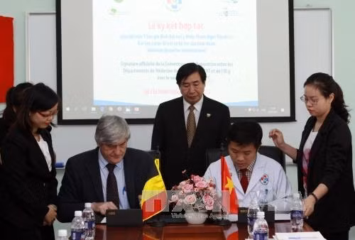 Giáo sư Didier Giet, Trưởng Khoa Y học gia đình của Trường Đại học Liège và PGS.TS.BS. Nguyễn Thanh Hiệp, Phó Hiệu trưởng, Trưởng Phòng khám Bác sỹ gia đình, Trưởng Bộ môn Y học gia đình ký kết văn kiện hợp tác. Ảnh: Phương Vy-TTXVN