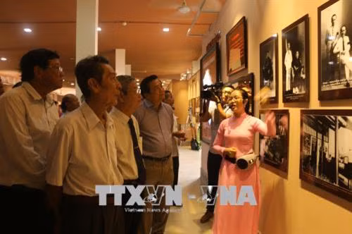 Ông Phạm Văn Rạnh, Bí thư Tỉnh ủy Long An cùng các đại biểu tham quan phòng trưng bày thân thế, sự nghiệp Luật sư Nguyễn Hữu Thọ. Ảnh: Thanh Bình - TTXVN