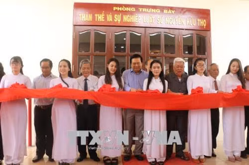 Ông Phạm Văn Rạnh, Bí thư Tỉnh ủy Long An cùng các đại biểu cắt băng khánh thành phòng trưng bày thân thế, sự nghiệp Luật sư Nguyễn Hữu Thọ. Ảnh: Thanh Bình – TTXVN