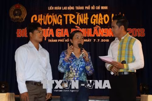 Giao lưu với gia đình anh Võ Minh Sang và chị Nguyễn Thị Thùy, cùng làm việc tại Công ty TNHH Một thành viên Dịch vụ công ích Quận 5. Ảnh: Thanh Vũ – TTXVN
