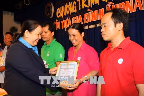 Lãnh đạo Liên đoàn Lao động Thành phố Hồ Chí Minh trao quà và biểu trưng cho các gia đình tiêu biểu vượt khó, xây dựng gia đình hạnh phúc. Ảnh: Thanh Vũ – TTXVN