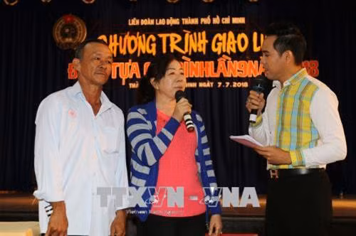 Giao lưu với gia đình anh Đỗ Tâm Thuyền và chị Mai Thị Viến, cùng làm việc tại Công ty TNHH Một thành viên Dịch vụ công ích Quận 12. Ảnh: Thanh Vũ - TTXVN