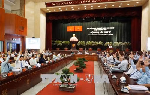 Các đại biểu biểu quyết thông qua Nghị quyết Hội nghị. Ảnh: Thu Hoài - TTXVN