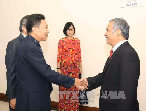 Phó Tổng giám đốc Thông tấn xã Việt Nam Nguyễn Hoài Dương hội đàm với Phó Tổng giám đốc Hãng Thông tấn Campuchia (AKP) Keo Chandara, trong khuôn khổ chuyến thăm, làm việc tại Việt Nam từ 11-17/9/2017 của Đoàn cấp cao AKP. Ảnh: Phương Hoa – TTXVN