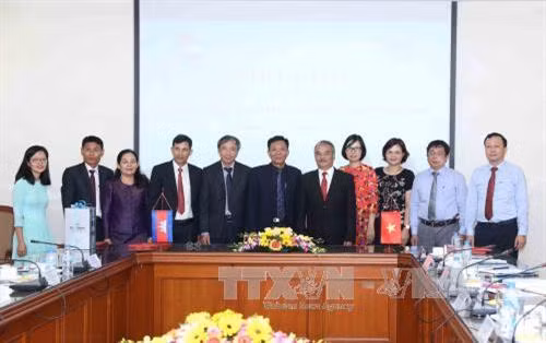 Lãnh đạo hai đoàn chụp ảnh chung. Ảnh: Phương Hoa – TTXVN