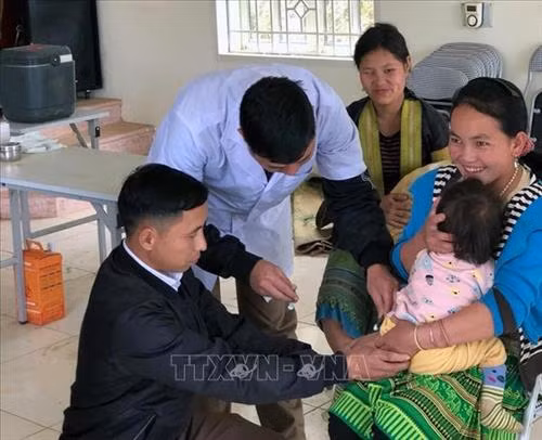 Chủ động phòng, chống bệnh sởi ở vùng cao Sơn La. Ảnh: TTXVN