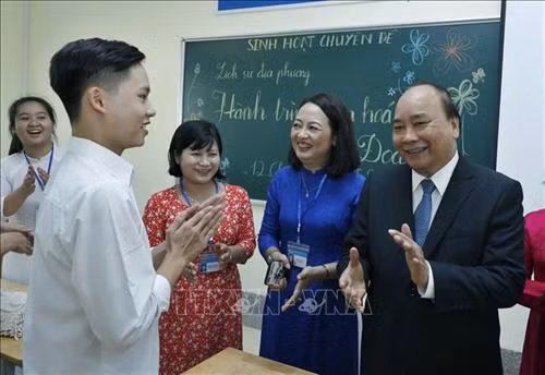 Thủ tướng Nguyễn Xuân Phúc thăm hỏi, động viên học sinh Trường THPT Sơn Tây. Ảnh: Thống Nhất – TTXVN