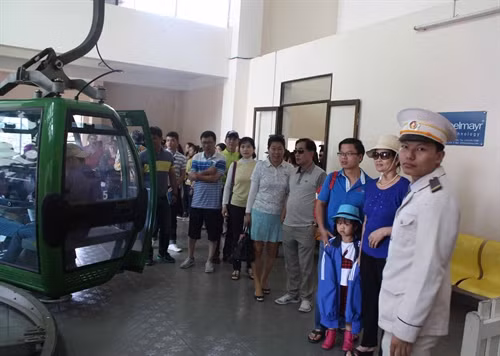 Du khách chờ lên cáp treo tham quan Đà Lạt. Ảnh Đặng Tuấn- TTXVN