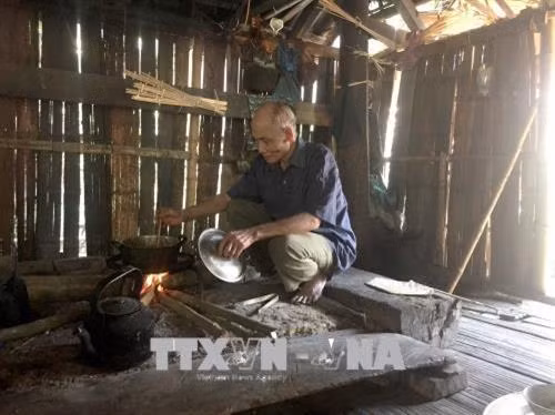 Nhà của gia đình ông Hà Văn Duất, bản Sa Lắng bị xuống cấp. Ảnh: Nguyễn Nam - TTXVN