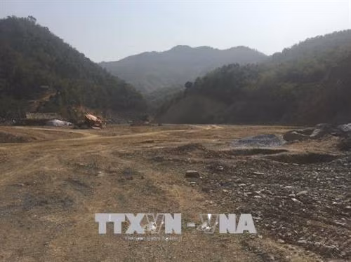 Khu đất xây dựng bản tái định cư Sa Lắng vẫn là bãi đất trống. Ảnh: Nguyễn Nam - TTXVN