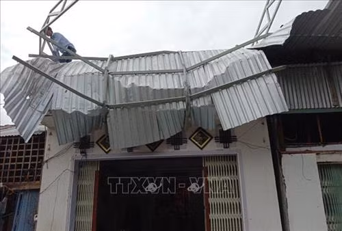 Một căn nhà ở xã Thới Sơn, huyện Tịnh Biên bị giông lốc làm tốc mái một phần. Ảnh: Công Mạo-TTXVN