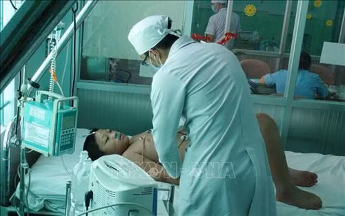 Ca sốt xuất huyết nặng, phải sử dụng máy thở đang được điều trị tại phòng hồi sức Bệnh viện Nhiệt đới tỉnh Khánh Hòa. Ảnh: Phan Sáu - TTXVN