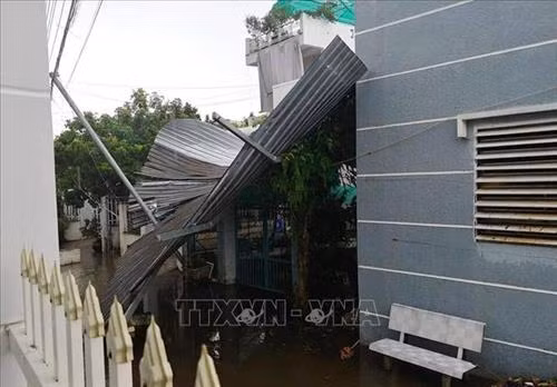 Một căn nhà ở thị xã Tân Châu bị giông lốc làm tốc mái một phần. Ảnh: Công Mạo-TTXVN