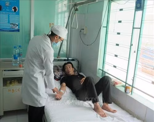 Bác sỹ thăm khám cho bệnh nhân sốt xuất huyết đang điều trị tại Bệnh viện Nhiệt đới tỉnh Khánh Hòa. Ảnh: Phan Sáu - TTXVN