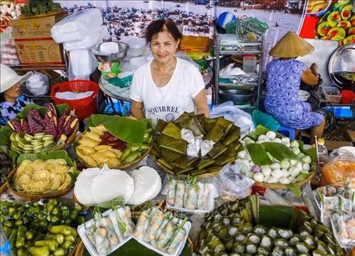 Lễ hội quy tụ hơn 100 loại bánh dân gian Nam Bộ. Ảnh: Thanh Liêm - TTXVN Các món bánh tại lễ hội có giá từ 5.000 – 20.000 đồng/phần. Ảnh: Thanh Liêm - TTXVN Các loại bánh dân gian Nam Bộ được bày bán phục vụ du khách tại lễ hội. Ảnh: Thanh Liêm - TTXVN Ngoài bánh dân gian, lễ hội còn có nhiều loại chè, các món giải khát thích hợp trong thời tiết nắng nóng. Ảnh: Thanh Liêm - TTXVN