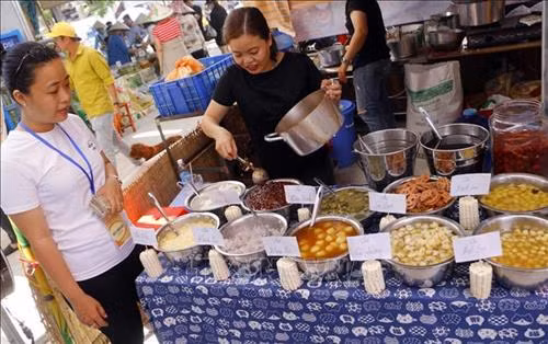 Lễ hội quy tụ hơn 100 loại bánh dân gian Nam Bộ. Ảnh: Thanh Liêm - TTXVN Các món bánh tại lễ hội có giá từ 5.000 – 20.000 đồng/phần. Ảnh: Thanh Liêm - TTXVN Các loại bánh dân gian Nam Bộ được bày bán phục vụ du khách tại lễ hội. Ảnh: Thanh Liêm - TTXVN Ngoài bánh dân gian, lễ hội còn có nhiều loại chè, các món giải khát thích hợp trong thời tiết nắng nóng. Ảnh: Thanh Liêm - TTXVN