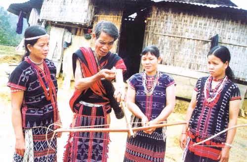 Già làng Cơlâu Năm ở thôn Pơh Ning, xã Lăng, huyện Tây Giang (Quảng Nam) truyền dạy cách bắn ná cho lớp trẻ trong thôn