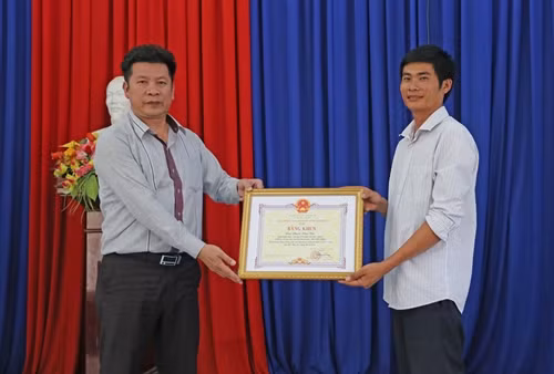 Đại diện Ban an toàn giao thông tỉnh Lâm Đồng trao bằng khen cho tài xế Phan Văn Bắc. Ảnh: Nguyễn Dũng – TTXVN