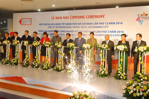 Nghi lễ cắt băng khai mạc Hội chợ. Ảnh: Mạnh Linh-TTXVN