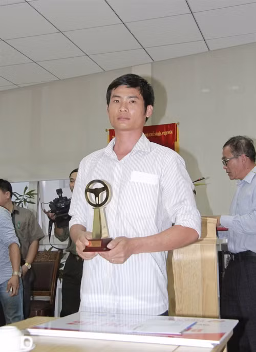 Lái xe Phan Văn Bắc được đặc cách tặng Cúp Vô lăng Vàng 2016 . Ảnh: Đặng Tuấn - TTXVN
