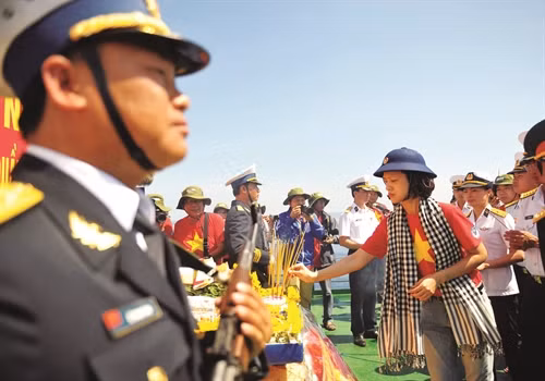 Dâng hương tưởng niệm các Anh hùng liệt sĩ