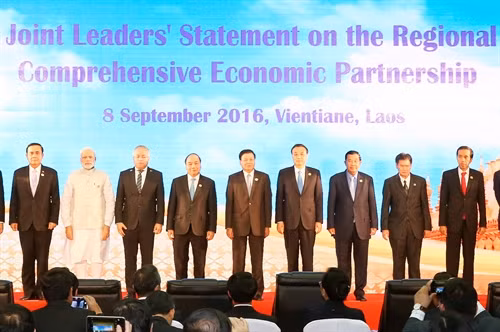 Chiều 8/9/2016, tại Thủ đô Vientiane, Lào, Thủ tướng Nguyễn Xuân Phúc dự Tuyên bố chung của các nhà lãnh đạo về Đối tác kinh tế khu vực toàn diện (RCEP). Trong ảnh: Thủ tướng Nguyễn Xuân Phúc và các trưởng đoàn tại lễ Tuyên bố chung. Ảnh: Thống Nhất-TTXVN