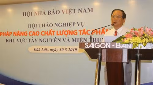 Phó Chủ tịch Thường trực Hội Nhà báo Việt Nam Mai Đức Lộc phát biểu tại hội thảo. Ảnh: baodaklak.vn