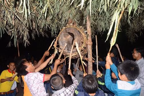 Người Ma Coong vui hội trong lễ hội Đập trống. Ảnh: baoquangbinh.vn
