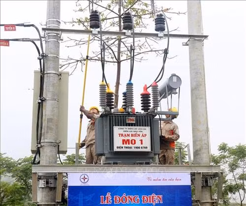 Công nhân Điện lực huyện Bảo Yên tổ chức đóng điện. Ảnh: Quốc Khánh - TTXVN