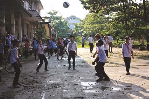 Giờ vui chơi của học sinh Trường tiểu học Định Hòa 2, xã Định Hòa. Ảnh: Lê Sen