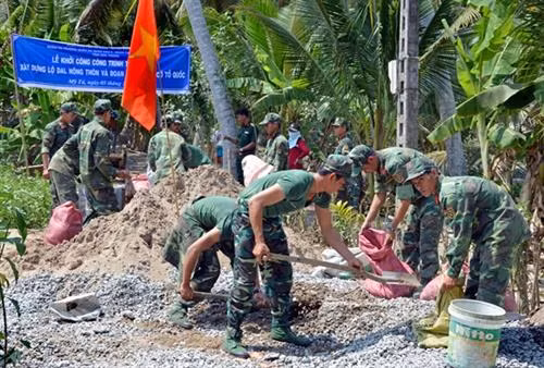 Cán bộ, chiến sĩ Trường Quân sự Quân khu 9 xây dựng đường giao thông tại xã Hòa Tú 2, huyện Mỹ Xuyên, tỉnh Sóc Trăng. Ảnh: qdnd.vn