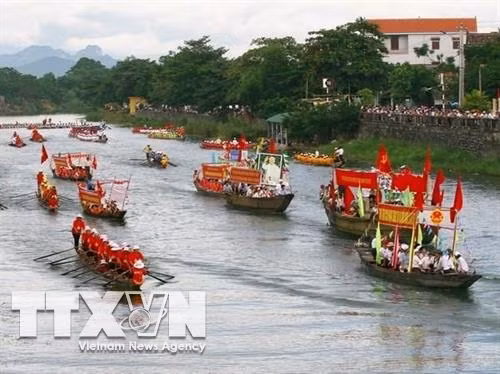 Lễ hội đua thuyền trên sông Kiến Giang. Ảnh: Hồ Cầu - TTXVN