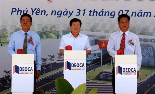 Phó Thủ tướng Chính phủ Trịnh Đình Dũng và các đại biểu phát lệnh thông hầm. Ảnh: Xuân Triệu - TTXVN