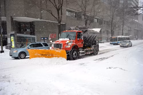 Xe ủi dọn tuyết sau trận bão tuyết ở Montreal. AFP/TTXVN