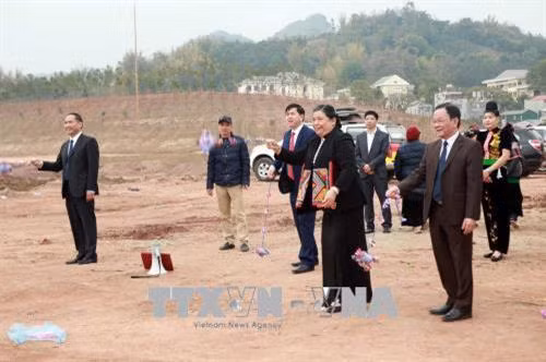 Phó Chủ tịch Thường trực Quốc hội Tòng Thị Phòng tham gia trò chơi ném còn cùng người dân. Ảnh: Hữu Quyết - TTXVN